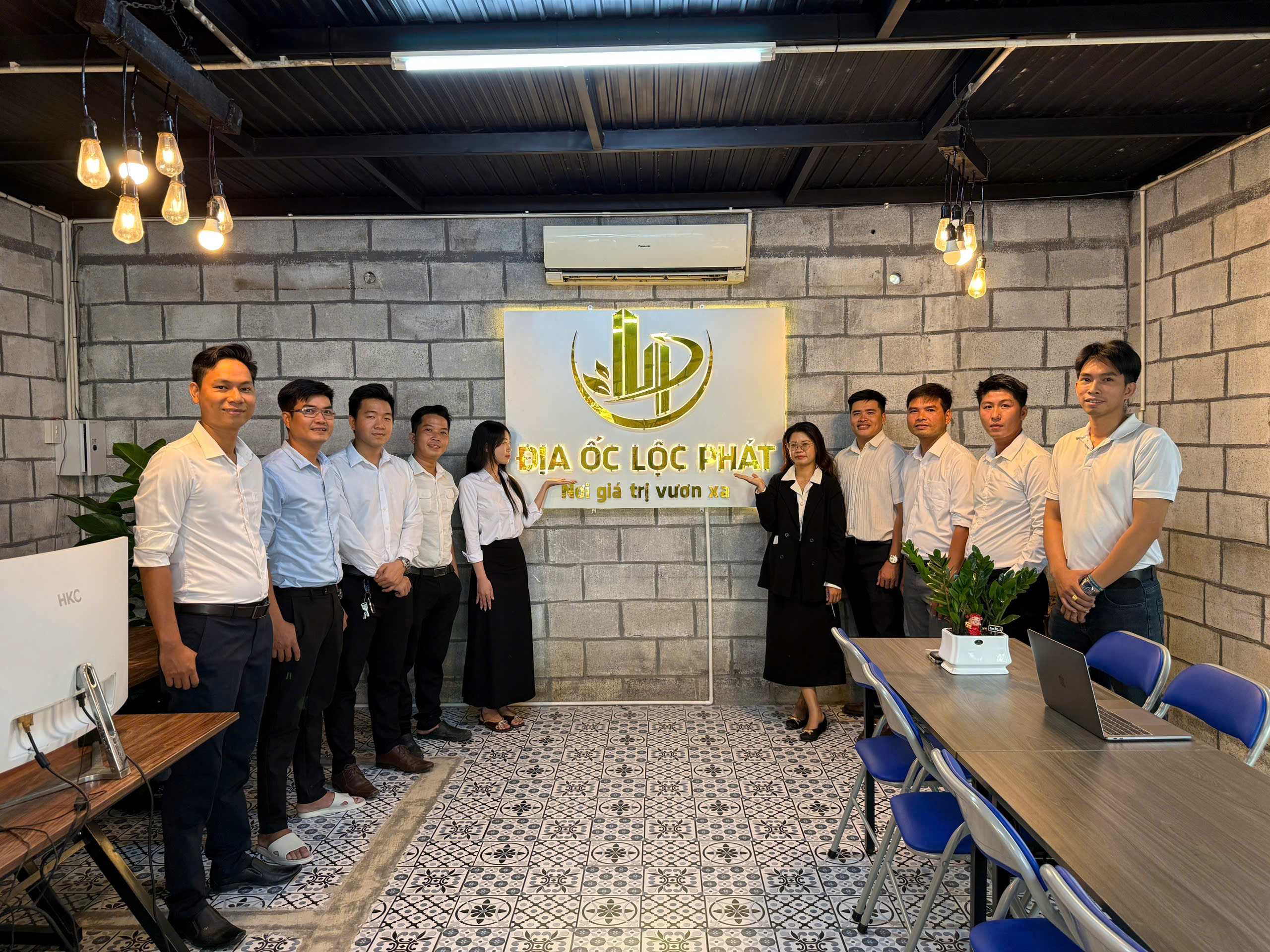 Đội ngũ Công ty Địa ốc Lộc Phát tại văn phòng Ninh Hòa